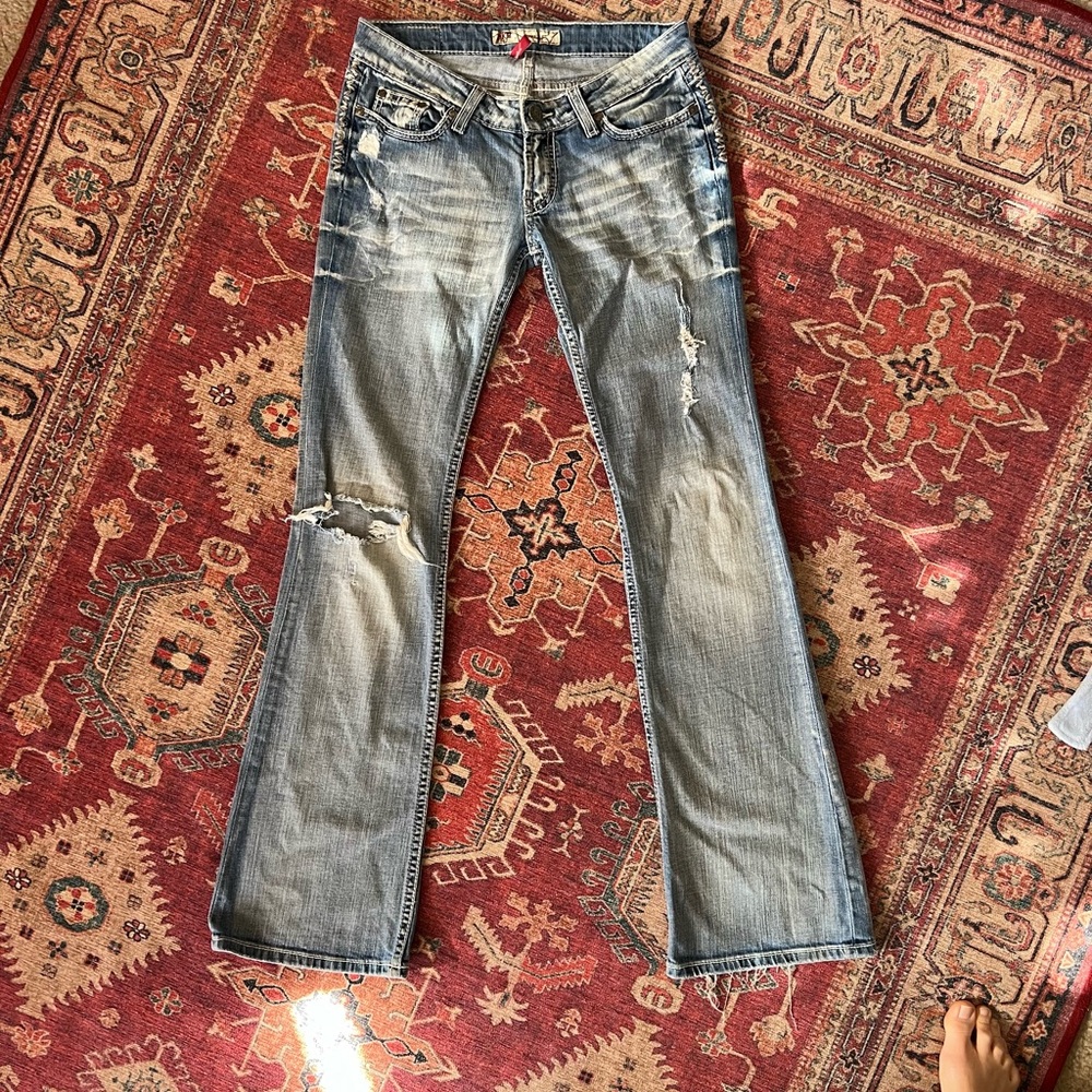 Women's Buckle Stella stretch distressed jeans in 26 x 33.5"